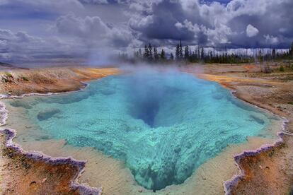 La gran caldera del parque nacional de Yellowstone esta considerada como uno de los lugares más peligrosos de la tierra. Un enorme volcán bajo tierra en actividad constante (incluso científicos de la NASA han ideado un plan para evitar la amenaza de una posible erupción) que en la superficie se traduce en una piscina de alucinógenos colores (Morning Glory), géiseres y humeantes lagunas volcánicas.