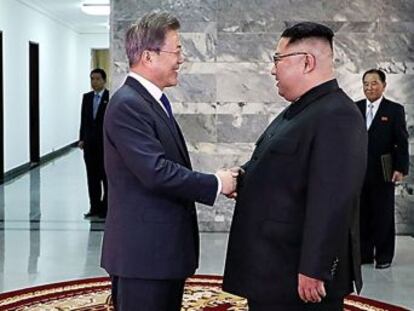 La reunión, de dos horas y en el lado norcoreano, trata de sacar adelante la cumbre de Kim y Trump