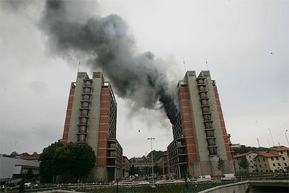 Al principio, el fuego afectó a los garajes y sótanos. Sobre las 4.00, se halló el cuerpo de uno de los dos guardias de seguridad que realizan la vigilancia del edificio. El cadáver fue localizado "semivestido" en unos vestuarios contiguos a la zona blindada donde se controlan los sistemas de acceso, las cámaras y las alarmas. Por el momento, se desconocen las causas de la muerte y el diputado general de Guipúzcoa ha remitido a la autopsia, que podría aportar "datos reveladores".