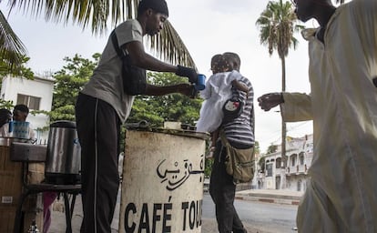 Puesto de café touba en Saint Louis.