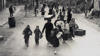 Familias exiliadas cruzan la frontera con Francia en 1939.