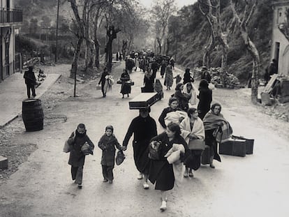 Mujeres y niños camino de la frontera francesa a principios de 1939, poco antes del término de la Guerra Civil.