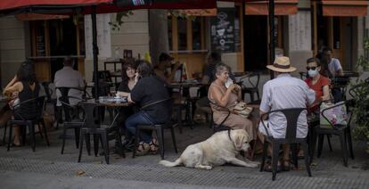 Personas en una terraza de Barcelona.