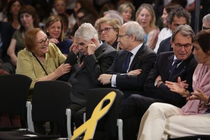 Los expresidentes de la Generalitat, Artur Mas (2d), José Montilla (c) y Pasqual Maragall (2i), la esposa de Maragall, Diana Garrigosa (i), y la mujer del president Torra, Carola Miró (d), durante el acto de posesión del nuevo Govern