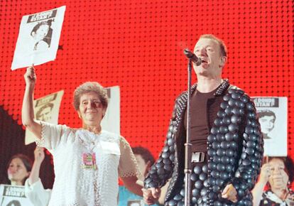 En un concierto de U2 en Santiago de Chile, en febrero de 1998, Bono da la mano a la madre de un desaparecido chileno. Sola Soria, activista de 'Familiares y miembros de desaparecidos detenidos', pidió a Pinochet que dijera dónde están.