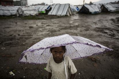 Unas 7.000 personas, venidas de diferentes pueblos y ciudades viven allí desde que el pasado 25 de abril el terremoto sacudió el país. Una niña que paseaba bajo la lluvia se queda mirando a la cámara.