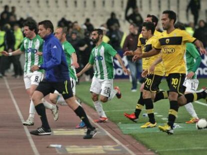 El árbitro y jugadores del Panthratikos y el AEK corren a refugiarse en el vestuario