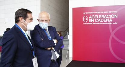 Antonio Garamendi, presidente de CEOE, y Juan Roig, presidente de Mercadona, este miércoles en el Congreso Aecoc de Gran Consumo celebrado en Valencia.