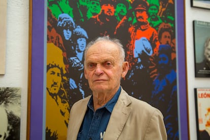 Esteban Volkov, junto a las piezas de exhibición en el Museo Casa de León Trotsky, en 2020.