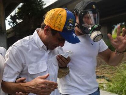 Henrique Capriles hit in face with helmet and punched by officers from Bolivarian National Guard