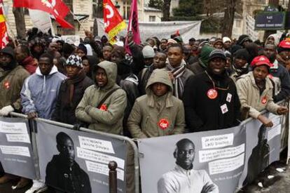 Manifestación de inmigrantes irregulares en París para pedir contratos legales, el pasado 13 de enero.