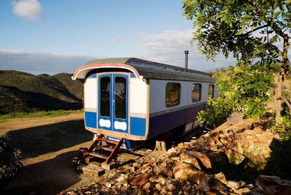 En el Algarve portugués, una familia de aventureros holandeses abrió en 2010 el Eco-lodge Brejeira, alojamiento ecológico para una estancia diferente: en una fire-van alemana de 1975 -antigua ambulancia de bomberos con todas las comodidades- o en una remodelada <i>Gypsyvan</i> (<a href="http://eco-lodgebrejeira.com" rel="nofollow" target="_blank">http://eco-lodgebrejeira.com</a>).