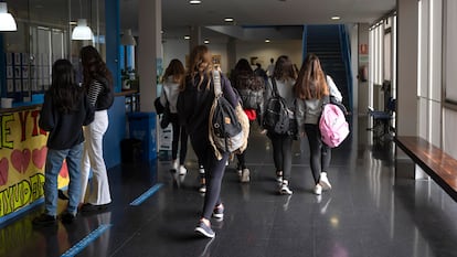 Alumnos de secundaria en un instituto en Tordesillas, este martes.