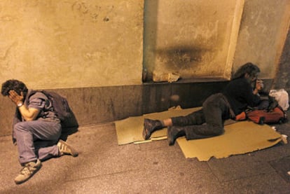 Carlos Baeza, que duerme al raso en la plaza Mayor, reivindica que es "humano" como todo el mundo a pesar de dormir entre cartones.
