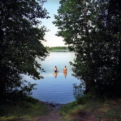 Esta foto fue tomada a las puertas de los países bálticos, en el lago Balandis, en cuyas aguas termina Polonia y comienza Lituania; en una línea invisible justo tras los bañistas.