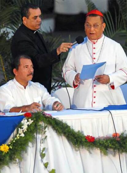 El cardenal Obando pronuncia su discurso en presencia de Ortega (sentado).