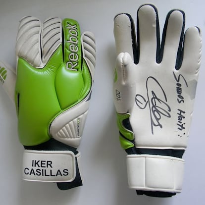 "Somos Haití", rezan los guantes autografiados del portero del Real Madrid Iker Casillas. Estos y otros objetos firmados por varias estrellas del deporte español protagonizan una subasta solidaria que arrancó el pasado 14 de junio. Los interesados podrán enviar su oferta, a través del portal de subastas <i>online</i> Ebay ((<a href="http://myworld.ebay.es/somoshaiti/" target="_blank">http://myworld.ebay.es/somoshaiti/</a>), hasta el próximo 24 de junio. Todo lo recaudado será destinado a la reconstrucción de Haití tras el terremoto que el 12 de enero de 2010 destrozó el país y provocó más de 300.000 muertes. Parte del dinero servirá para la edificación de un centro de acogida para los huérfanos de Leogane (Haití) de la Fundación Proyecto Solidario por la Infancia.