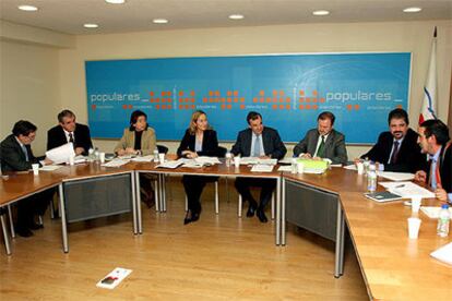 La secretaria de Política Social y Bienestar del PP, Ana Pastor, reunida con los consejeros de Educación del PP.