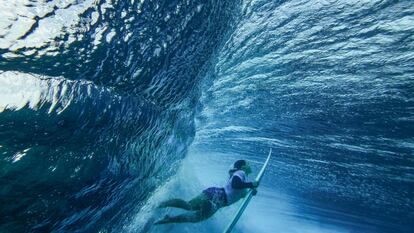 Brisa Hennessy, de Costa Rica, medalla de bronce en estos Juegos, bucea en las olas de Tahití.