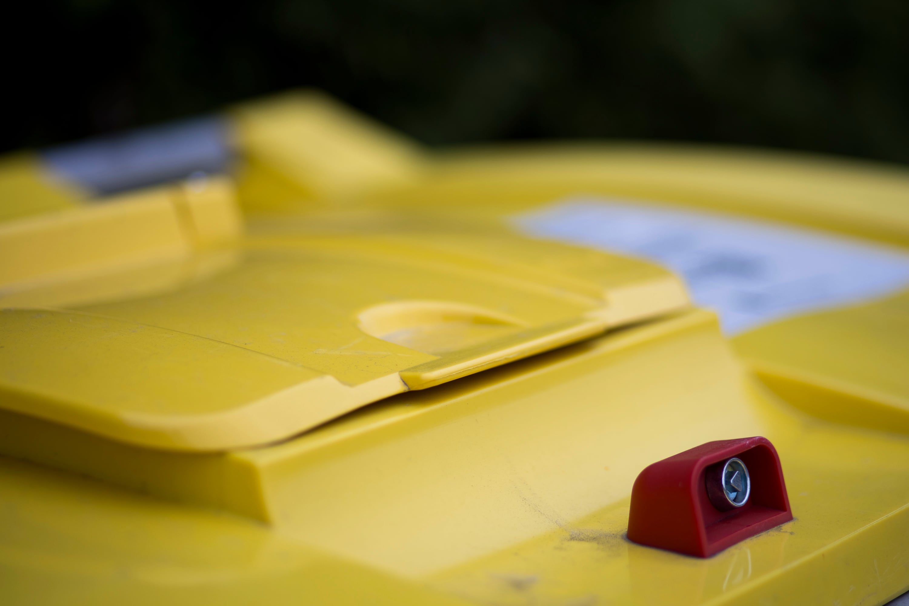 Detalle de las nuevas tapas del contenedor amarillo de A Coruña.