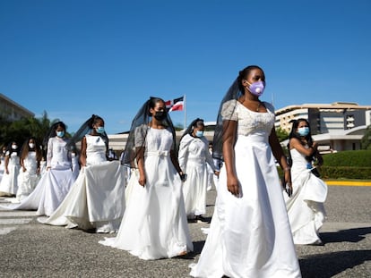 Estudantes participam da “Marcha das Noivas”, ato em que são lembradas mulheres vítimas de violência de gênero, em Santo Domingo (República Dominicana), na terça.