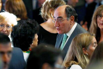 El presidente de Iberdrola, José Ignacio Sánchez Galán, conversa con la ministra de Educación y portavoz del Gobierno, Isabel Celaá, tras la intervención del presidente Sánchez.