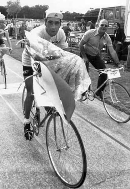 París (Francia), 22 de julio de 1973. Luis Ocaña (c), vencedor del Tour de Francia con más de 15 minutos de ventaja sobre su inmediato seguidor, el francés Thevenet, da la vuelta de honor en el Parque de los Príncipes seguido de su director Maurice de Muer (d) y su compañero de equipo Alain Santy (detrás).