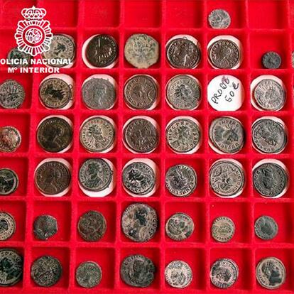 Monedas árabes y romanas procedentes de una necrópolis.