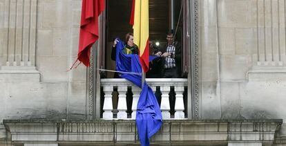 Retirada de la bandera de la UE en el Parlamento de Navarra.