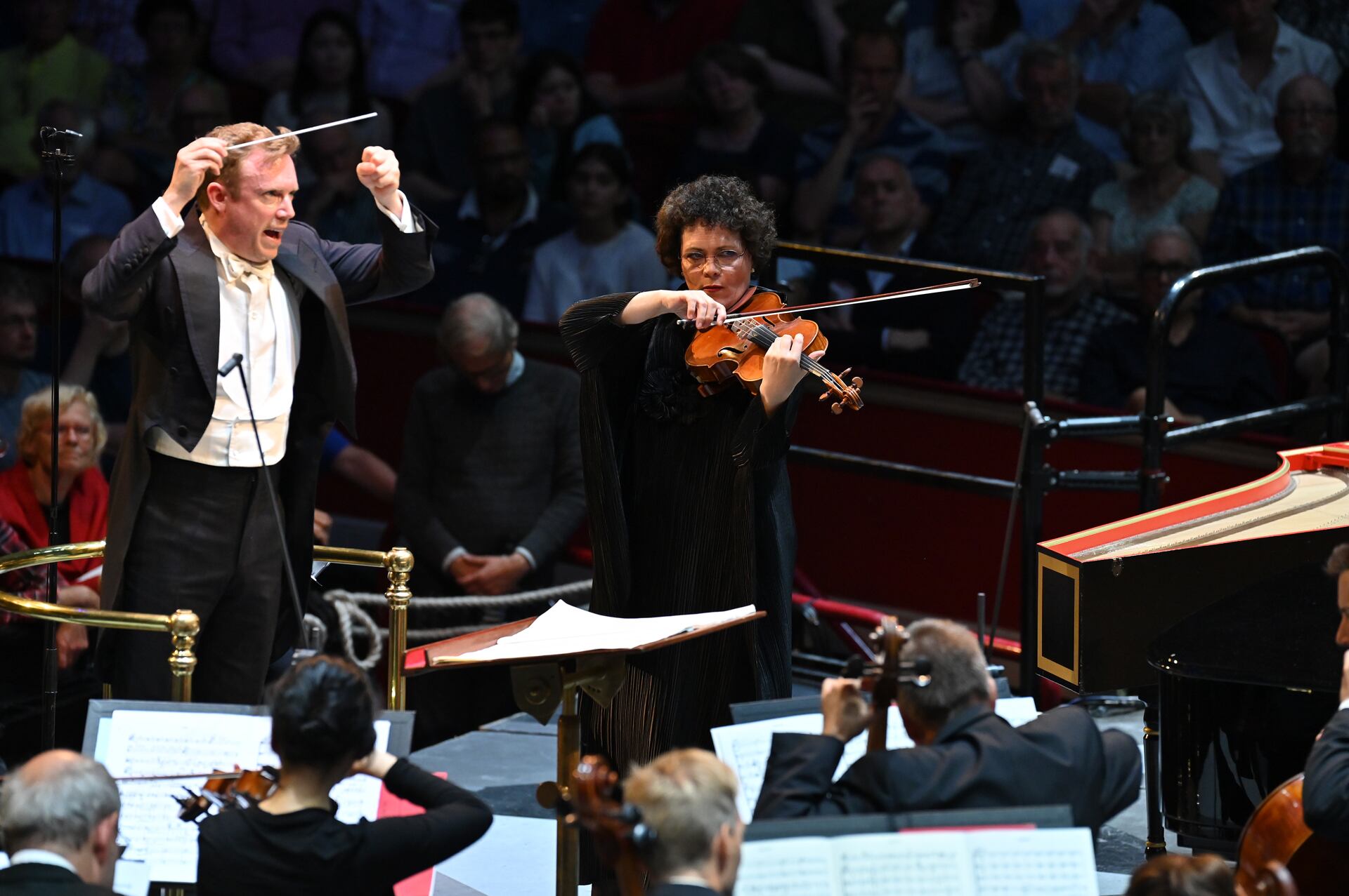 El director de orquesta Daniel Harding y la violista Tabea Zimmermann junto a integrantes de la Filarmónica de Berlín durante la interpretación de ‘Concierto’ de Schnittke, el pasado domingo en Londres
