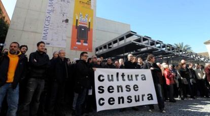 Asistentes a la concentración en apoyo de Romà de la Calle tras su dimisión en protesta por la censura de fotografías del 'caso Gürtel' en el Muvim.