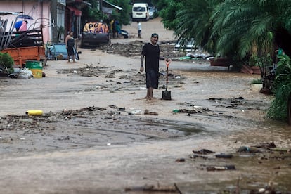 El Servicio Meteorológico Nacional (SMN) estima que John toque tierra por segunda ocasión entre los municipios de Aquila, en Michoacán y Manzanillo, en Colima, durante la noche de este jueves o en las primeras horas del viernes.