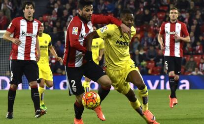 B&oacute;veda pelea un bal&oacute;n con Bakambu.