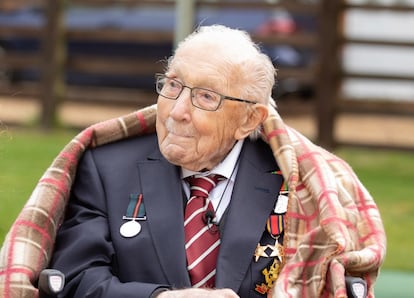 El británico Tom Moore, veterano de la II Guerra Mundial, ha cumplido este jueves 100 años. Lo ha hecho tras conseguir en las últimas semanas 33 millones de euros en donaciones para la sanidad de Reino Unido en su lucha contra el coronavirus.