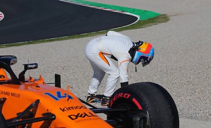 Fernando Alonso, después de que su McLaren se quedara parado en una escapatoria del circuito de Montmeló.