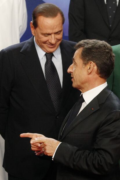 Silvio Berlusconi y Nicolas Sarkozy charlan en la cumbre del G-20, celebrada en Cannes.