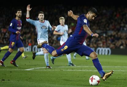 Luis Suárez chuta un balón durante el partido.