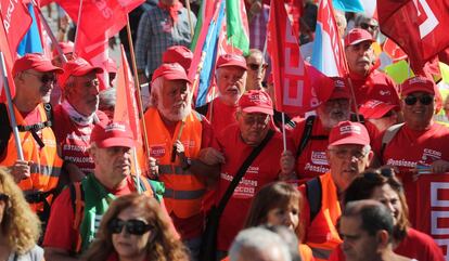 Las prestaciones futuras, no tanto las presentes, es algo que está en la boca de casi todos los asistentes. Pese a ello, varios de los gritos reivindicativos sí que hacen referencia a la situación actual: "Más pensión, menos corrupción".