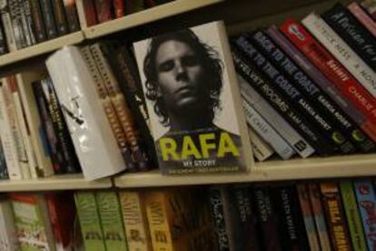 Una biografía del tenista español Rafael Nadal se exhibe en el único supermercado de Puerto Stanley (Malvinas).