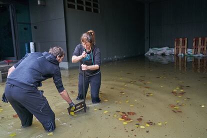 Polígono de Gamarra afectado por el crecimiento del río Zadorra en Vitoria, este sábado. L