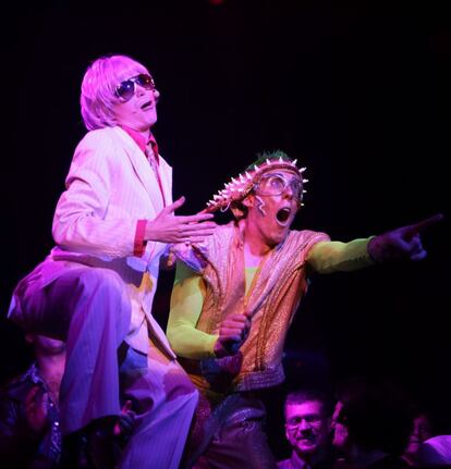 En el musical setentero 'The Donkey Show' el personaje de Robin Goodfellow (Puck) muta en el Dr. Wheelgood -un 'roller-skating'-, mientras que Oberon, el shakesperiano rey de las hadas, se transforma en Mr. Oberon, dueño de la discoteca que lleva su nombre, Club Oberon.