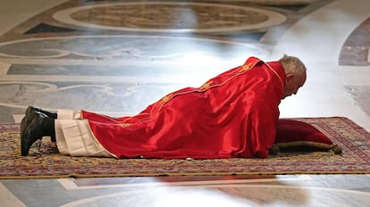 El Papa Francisco se postra en el suelo durante la celebración de la Pasión de Cristo el Viernes Santo de 2014.