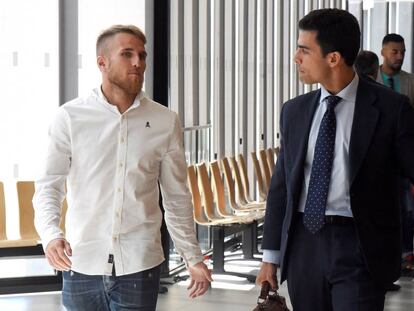 Samu Sáiz (izquierda), con su abogado, Juan Gonzalo Ospina, en el Palacio de Justicia de Huesca.