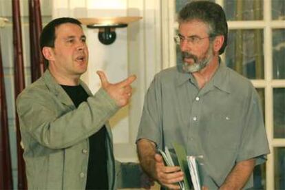 El líder de Batasuna, Arnaldo Otegi, y el líder del Sinn Fein, Gerry Adams, ayer en Bilbao.