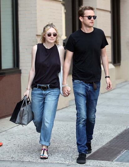 Otra pareja que eligi el Soho para pasear fue la formada por Dakota Fanning y su novio Jamie Strachan. As de conjuntados se dejaron ver.