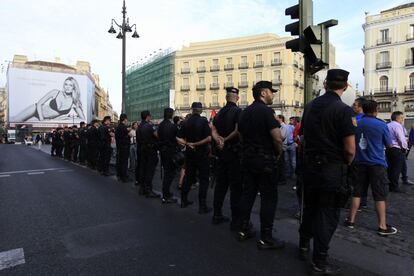 Cord&oacute;n policial durante la concentraci&oacute;n de trabajadores del Metro en la madrile&ntilde;a Puerta del Sol.