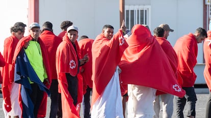 Jóvenes y menores migrantes de origen magrebí llegaban en junio a Lanzarote.