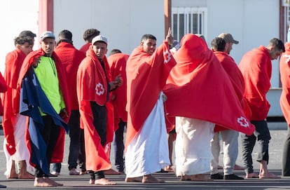 Jóvenes y menores migrantes de origen magrebí llegaban en junio a Lanzarote.