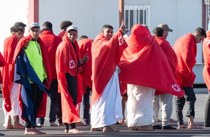 Jóvenes y menores migrantes de origen magrebí llegaban en junio a Lanzarote.