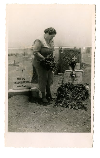 Herculana Carvalho deja flores en la tumba de Bento Antonio Gonçalves, secretario general del Partido Comunista Portugués, quien murió en Tarrafal en 1942. Fotografía de Luis Alves de Carvalho, alrededor de 1950.